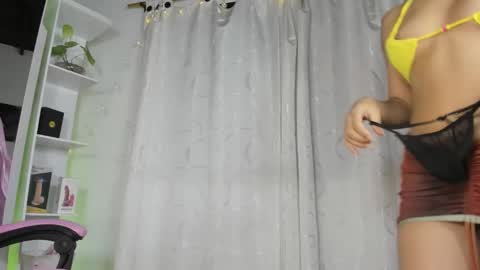 Snapshot of candy_hes chatting on December 2024 12:33:01 AM Nickol online show from December 2024 12:33:01 AM