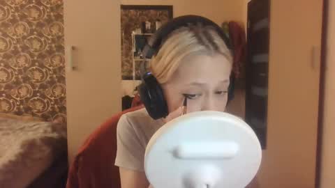 Mia online show from April 2026 12:08:02 PM