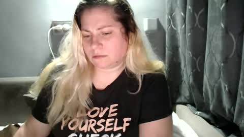 Laura online show from October 2025 08:42:02 PM