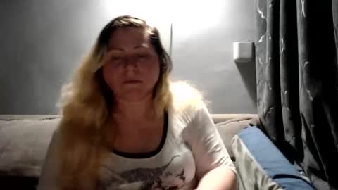 Laura online show from April 2026 07:58:02 PM