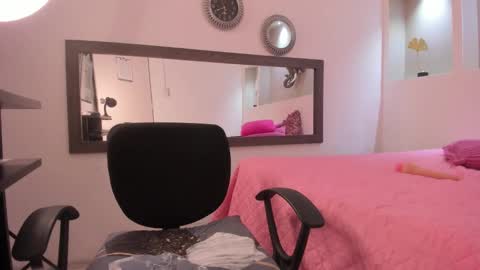 Snapshot of carla_and_robert chatting on February 2025 06:39:01 AM carla and robert online show from February 2025 06:39:01 AM