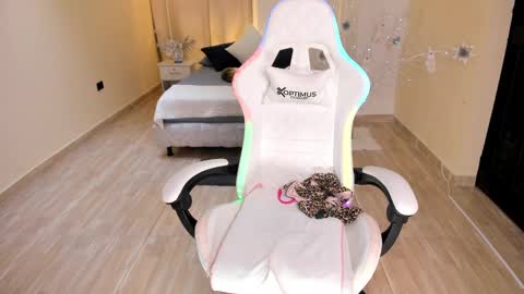 Snapshot of carleewinter chatting on December 2024 11:01:02 PM Alejandra online show from December 2024 11:01:02 PM