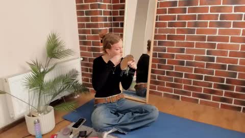 Snapshot of carlyneisenman chatting on November 2025 07:25:02 PM Eva online show from November 2025 07:25:02 PM