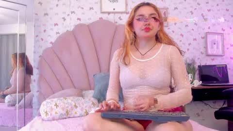 carmesi_ online show from May 2026 06:45:01 PM
