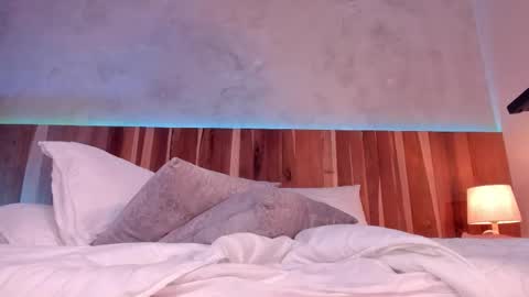 Caroline online show from December 2025 07:53:02 PM