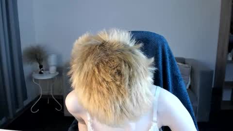 Snapshot of carolinerichter chatting on September 2025 02:24:02 AM CarolineRichter online show from September 2025 02:24:02 AM
