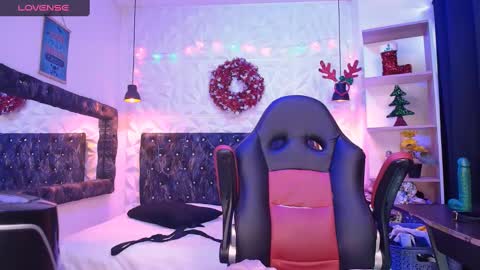 Snapshot of carolinescoth_dl chatting on December 2024 08:39:02 PM Caroline Scoth online show from December 2024 08:39:02 PM