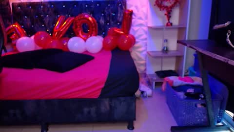 Snapshot of carolinescoth_dl chatting on February 2025 06:37:01 PM Caroline Scoth online show from February 2025 06:37:01 PM