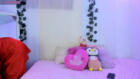 Snapshot of catalina_and_roger chatting on November 2025 09:48:02 PM Cata y Roger online show from November 2025 09:48:02 PM