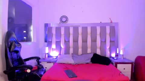 Snapshot of catarsiss_moon chatting on December 2024 03:00:02 PM Cat online show from December 2024 03:00:02 PM