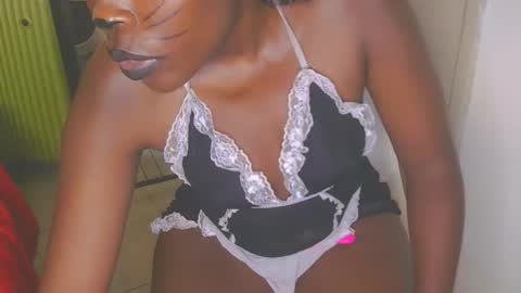 Snapshot of cathynoir chatting on October 2025 08:37:01 AM catrine online show from October 2025 08:37:01 AM