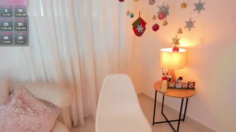 Snapshot of celia_dubois chatting on December 2024 08:28:02 PM Ari online show from December 2024 08:28:02 PM