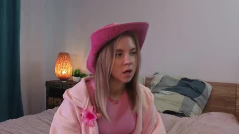 Snapshot of chantalglos chatting on November 2025 09:10:01 AM Milana online show from November 2025 09:10:01 AM