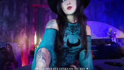 Charlotte online show from December 2025 06:36:02 PM