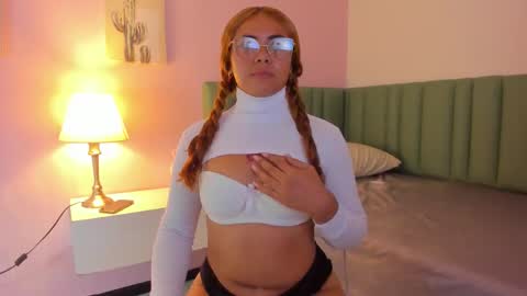 Snapshot of charlotte_rea chatting on October 2025 03:27:02 AM Charlotte online show from October 2025 03:27:02 AM