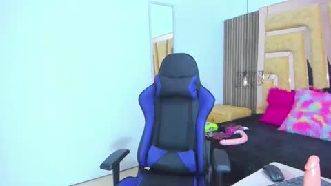 Snapshot of cherry_mew chatting on March 2025 03:18:01 PM Cherry Mew and jean online show from March 2025 03:18:01 PM