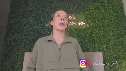 Snapshot of chloe_dee_ chatting on September 2025 12:08:02 PM Chloe online show from September 2025 12:08:02 PM