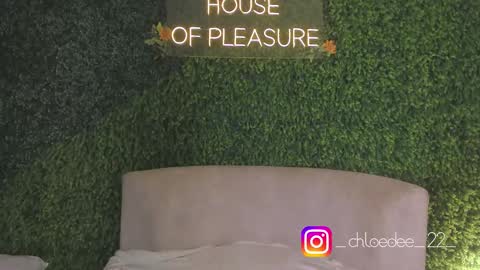 Snapshot of chloe_dee_ chatting on October 2025 12:57:02 PM Chloe online show from October 2025 12:57:02 PM