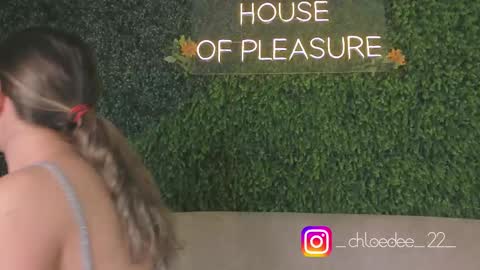 Snapshot of chloe_dee_ chatting on October 2025 12:13:02 PM Chloe online show from October 2025 12:13:02 PM