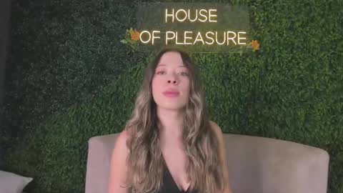 Snapshot of chloe_dee_ chatting on October 2025 12:06:01 PM Chloe online show from October 2025 12:06:01 PM