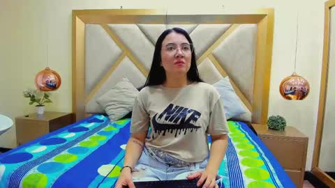 chloeashfoord online show from April 2026 01:05:01 PM