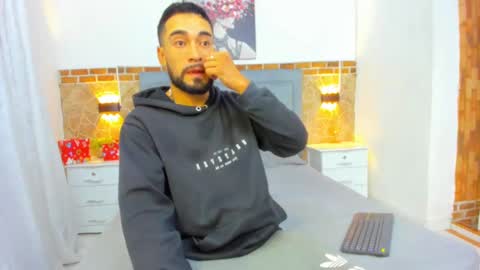 chris_kizz online show from December 2024 11:18:01 AM