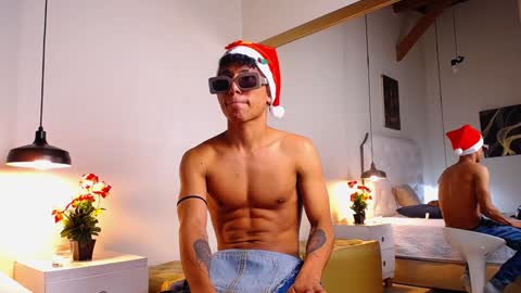 Snapshot of chris_weell chatting on December 2024 11:58:02 PM Chris Weell online show from December 2024 11:58:02 PM