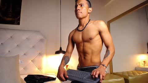 Snapshot of chris_weell chatting on January 2025 03:00:02 AM Chris Weell online show from January 2025 03:00:02 AM