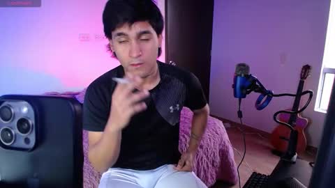 Snapshot of chriss_wg_ chatting on October 2025 09:39:02 PM Christian Wang online show from October 2025 09:39:02 PM