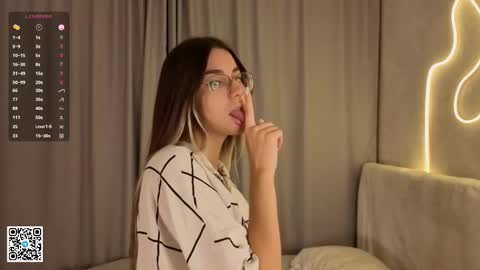 Ellie online show from December 2025 05:00:01 PM