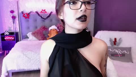 cinnamon_bite online show from December 2025 01:18:02 PM