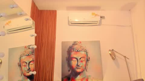 Snapshot of cinnia_ chatting on December 2025 10:24:01 AM Cintia online show from December 2025 10:24:01 AM