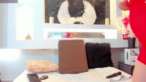 Cinthya  online show from November 2025 12:27:01 PM