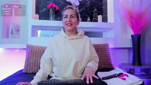 Cinthya  online show from April 2026 12:21:01 PM