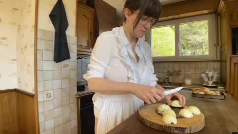 Claire Moulin online show from April 2026 12:07:02 PM