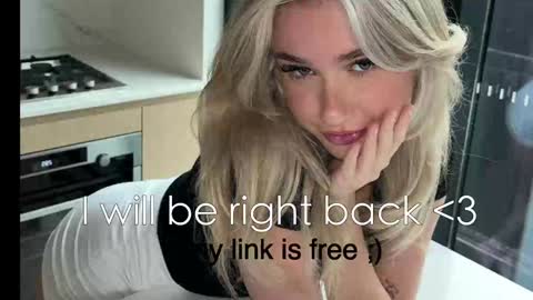 Snapshot of clairebabyy1 chatting on December 2024 01:18:02 AM Claire online show from December 2024 01:18:02 AM