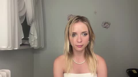 Snapshot of claudiagold chatting on September 2025 08:30:02 PM ClaudiaGold online show from September 2025 08:30:02 PM