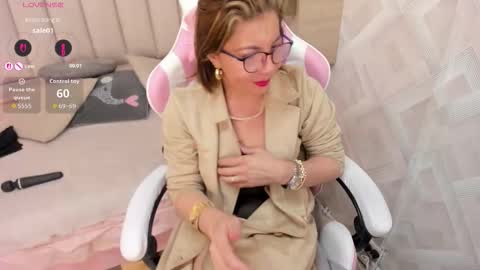 clhoe_johnson_ online show from December 2025 12:45:01 PM