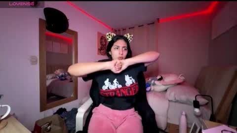 cloe small online show from October 2025 01:57:01 AM