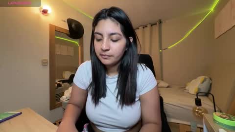 cloe small online show from December 2025 04:54:01 AM