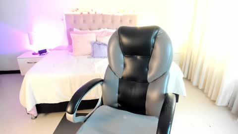 Snapshot of clown_face chatting on September 2025 03:28:02 PM emely dolce online show from September 2025 03:28:02 PM