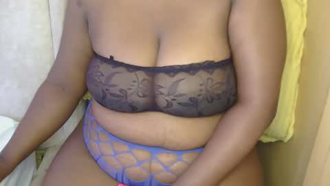 Snapshot of coco_vibes chatting on June 2026 06:20:01 AM Zuri online show from June 2026 06:20:01 AM