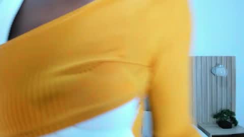 C O R A  L online show from December 2025 02:21:01 AM