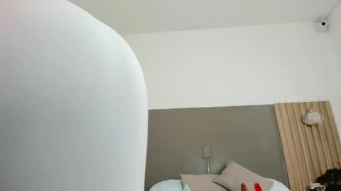 C O R A  L online show from December 2025 02:09:02 AM