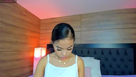 coralineross_ online show from December 2025 10:43:01 AM