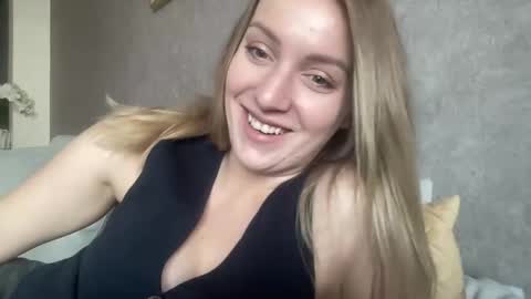 cosmo_blondiee online show from September 2025 07:02:01 AM