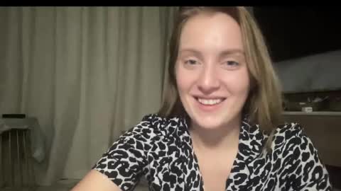 cosmo_blondiee online show from October 2025 05:42:01 PM