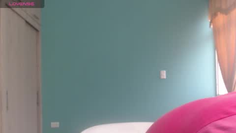  ALEJANDRO Y EMILY  online show from December 2025 12:31:02 PM