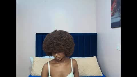 Snapshot of creamybabee chatting on December 2025 10:39:01 PM queen online show from December 2025 10:39:01 PM