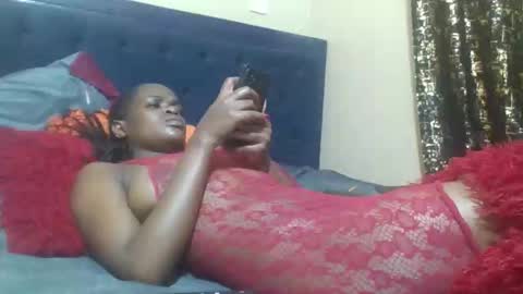 Snapshot of creamymomma chatting on December 2025 11:44:01 PM verah online show from December 2025 11:44:01 PM